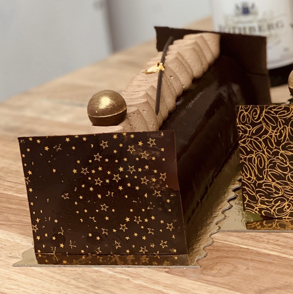 Buche noir vanille Christmas 2019 at Atelier Monnier, french bakery and wine store in Miami - Buches de noel Yule log Champagne